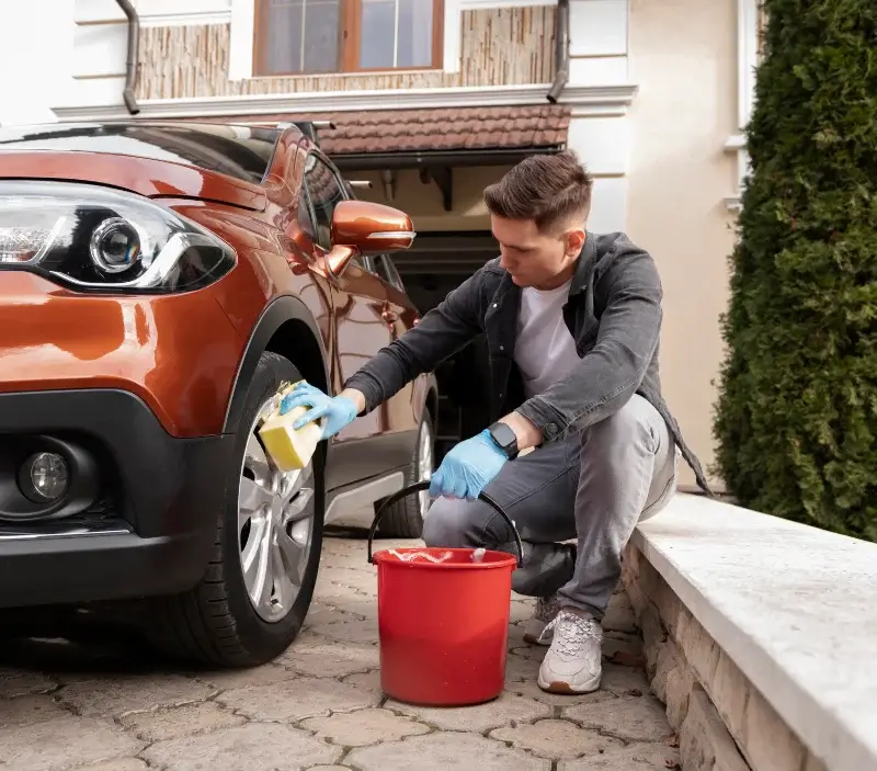 Lavage auto à domicile Théoule-sur-Mer : professionnel intervenant sur un véhicule